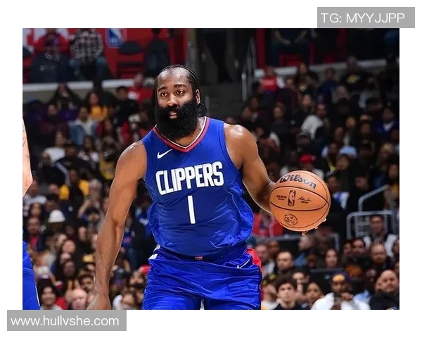 足球明星挑战哈登风格展现球场与篮球场的奇妙融合